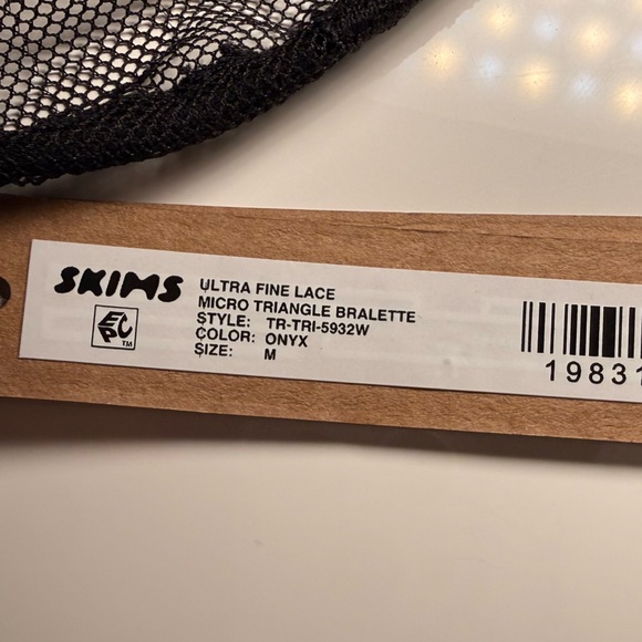 SKIMS 🖤 ultra fine micro black lace triangle string bra~ medium - Picture 7 of 8